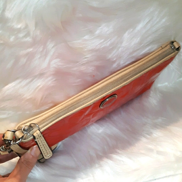 L@@K- Rare~COACH "Peyton" Large Striking Red Signature Embossed Leather Wristlet - Picture 11 of 16